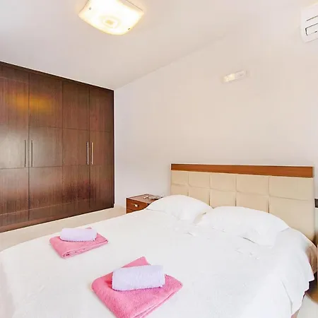 Chrysa, Tatil Evi *